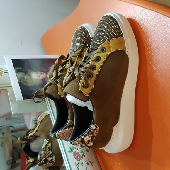 NEW Vince Camuto Leather & Suede Bling Rhinestone Multi-toned Sneakers - Picture 5 of 17